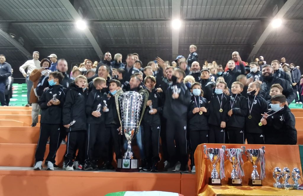 XIV GRAN GALA’ DELLA SCUOLA CALCIO – La prima volta della Sisport: i bianconeri alzano al cielo la Coppa!